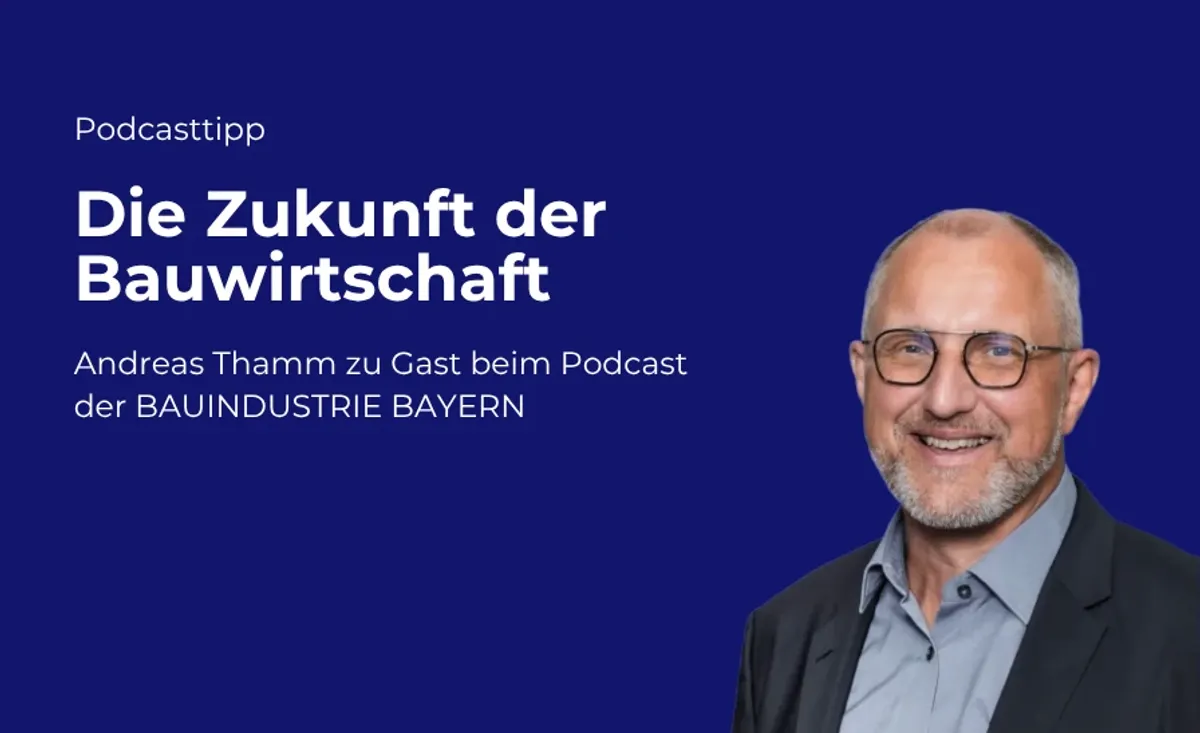 Grafik zum Podcasttipp „Die Zukunft der Bauwirtschaft“ mit Andreas Thamm als Gast im Podcast der BAUINDUSTRIE BAYERN. Rechts ein Porträt von Andreas Thamm vor blauem Hintergrund.