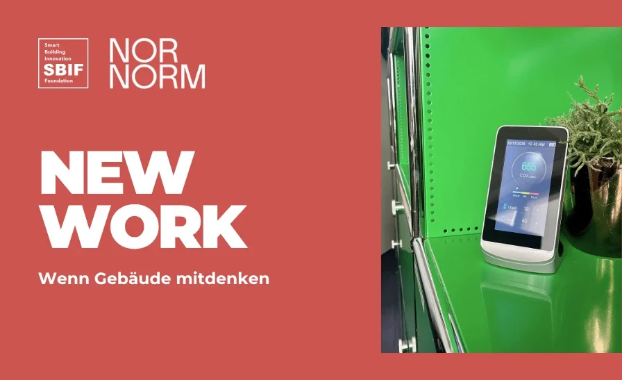 Grafik zum Thema New Work mit dem Titel ‚Wenn Gebäude mitdenken‘: Links SBIF- und Nornorm-Logo auf rotem Hintergrund, rechts ein digitales Raumklima-Display auf einem grünen Regal.